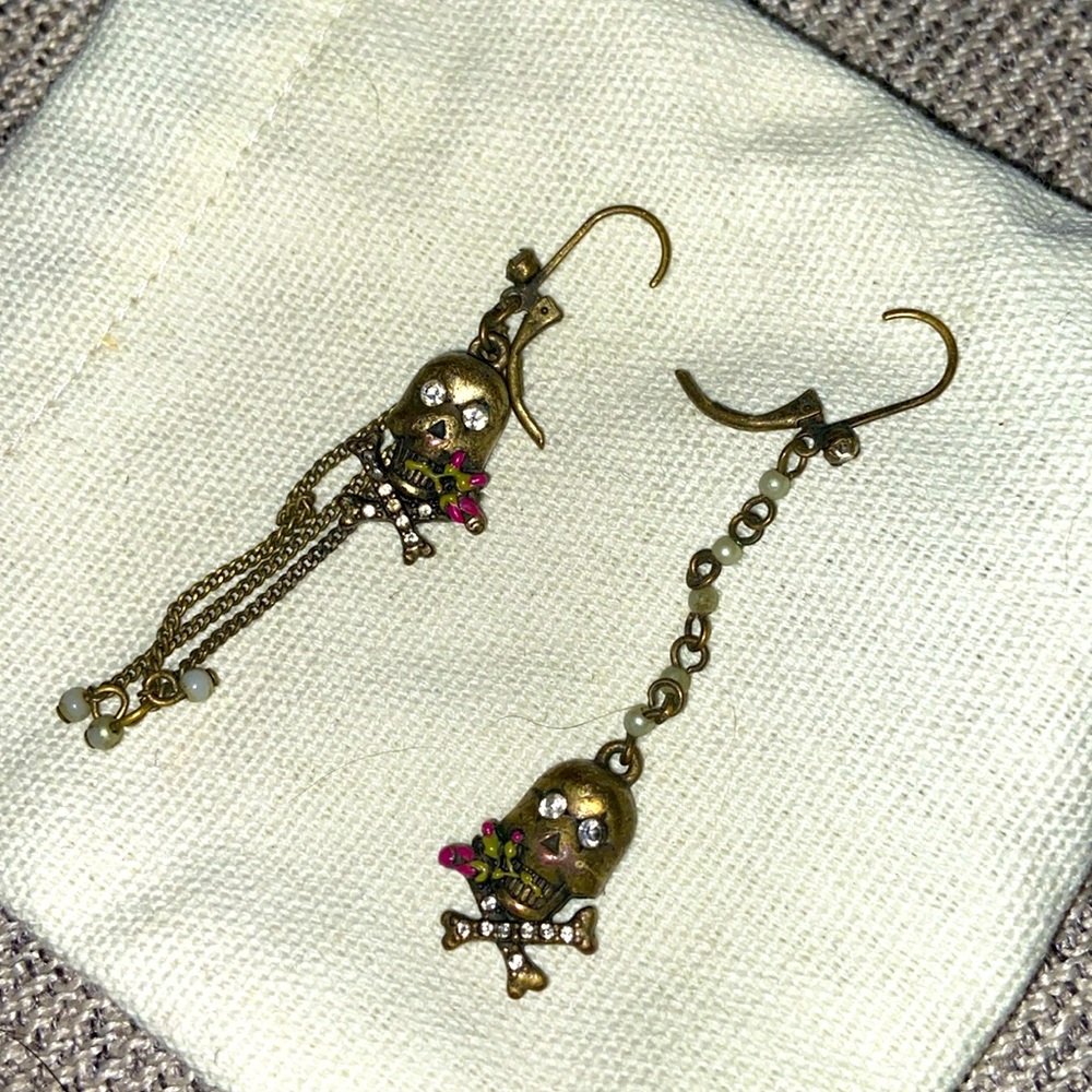 Betsy Johnson skull asymmetric gold-colored earrings